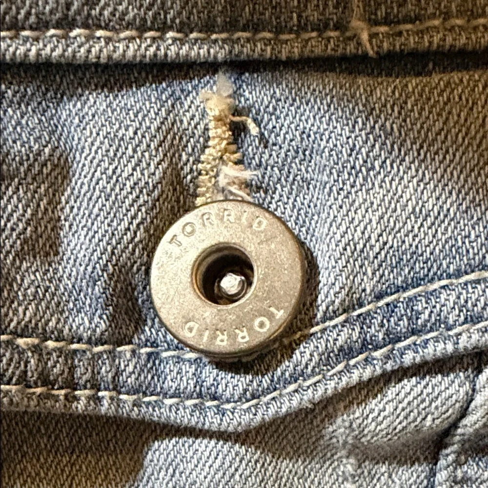 Torrid Light Blue Cropped Denim Jean Jacket - Picture 3 of 5